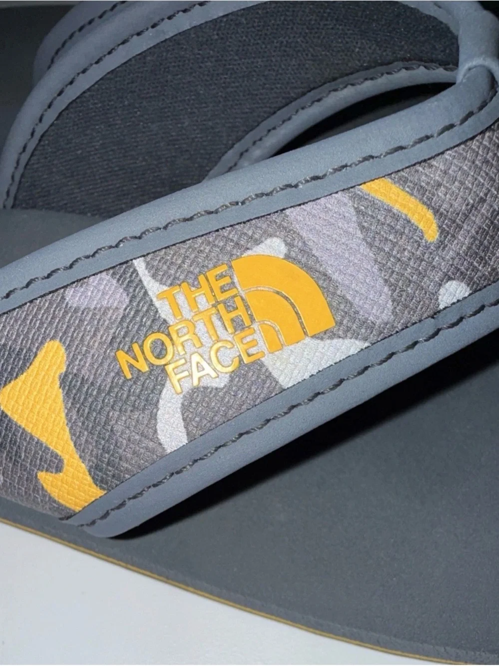The North Face / KidsSize 4/Flip Flop Sandals Camo Logo